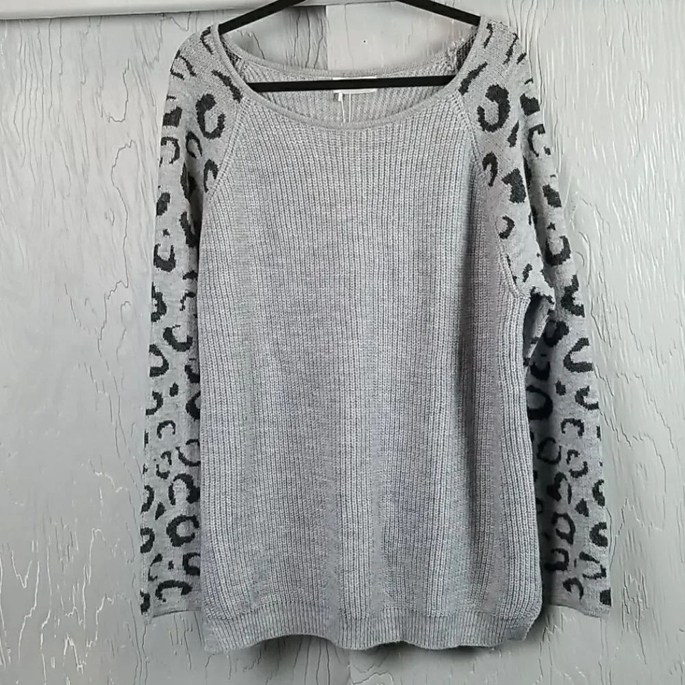 NWT..ANIMAL PRINT SWEATER..gray and black